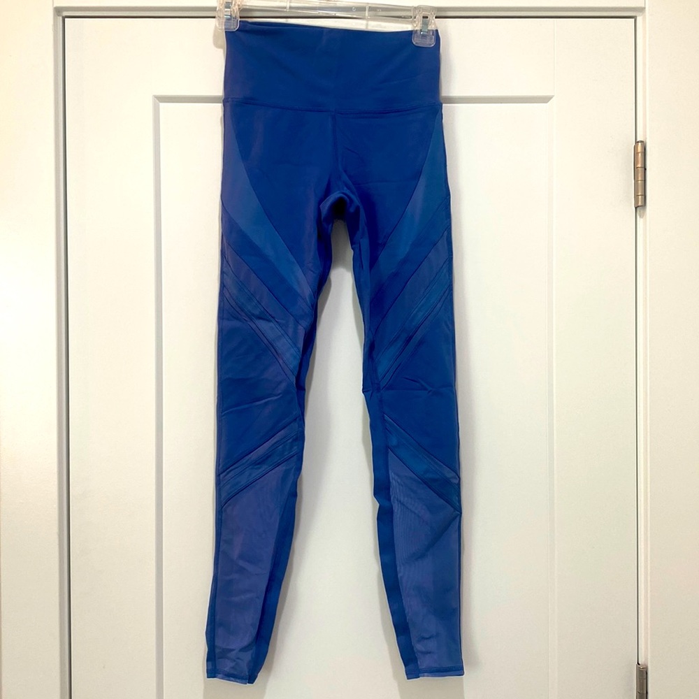 Alo leggings size small with mesh cutouts